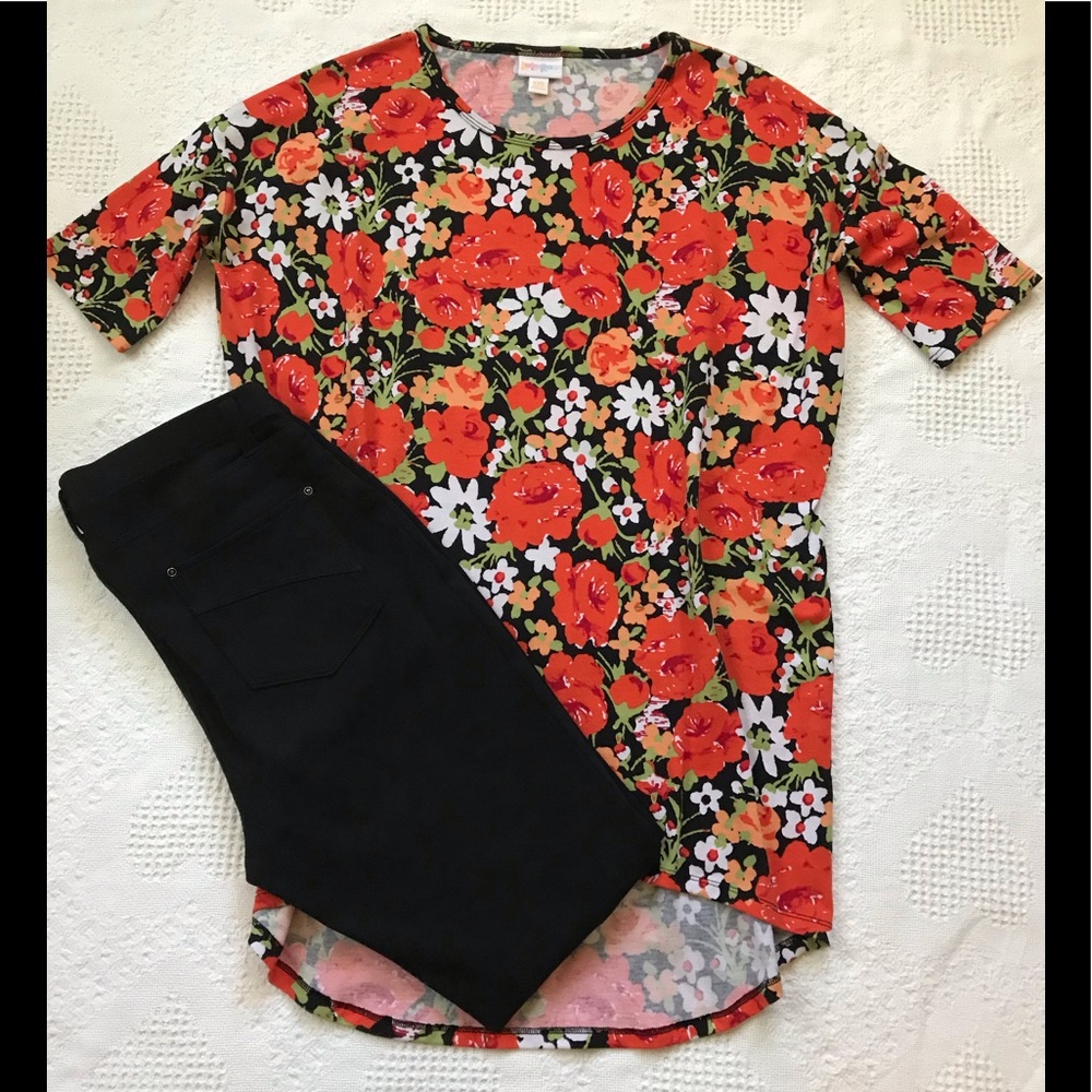 Beautiful floral tunic with elbow sleeves. Generous fit, size 2–6